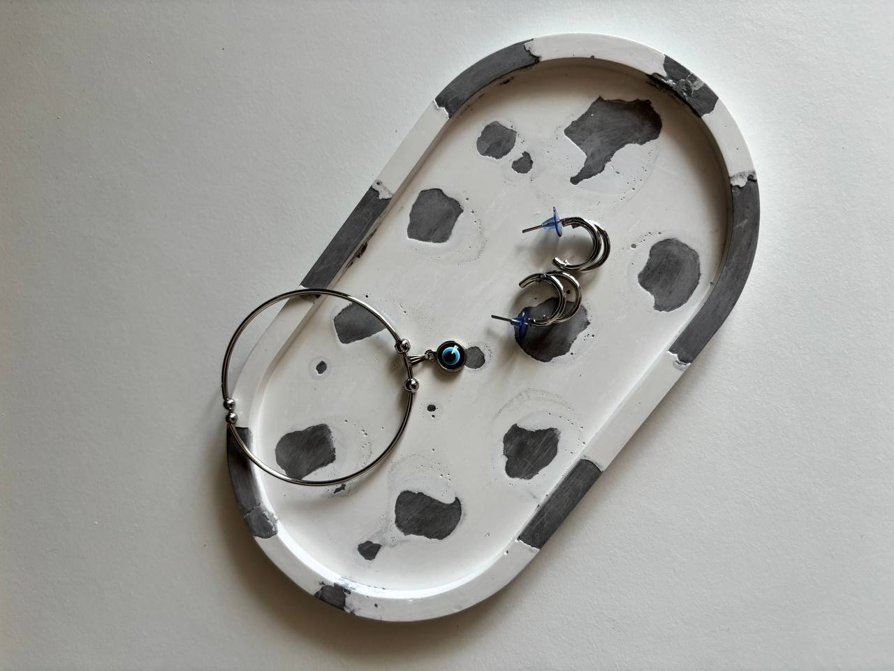 Black & White Pebble Tray — handmade resin oval trinket tray, 20.5 cm × 11.5 cm × 1 inch